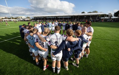 101026 Swansea RFC v Ebbw Vale, Super Rugbi Cymru - Swansea huddle up at the end of the match