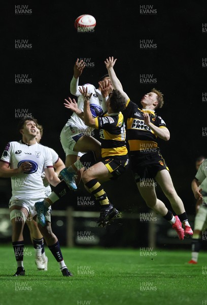 021025 - Swansea RFC v Newport RFC, Super Rygbi Cymru - Swansea and Newport compete for the high ball