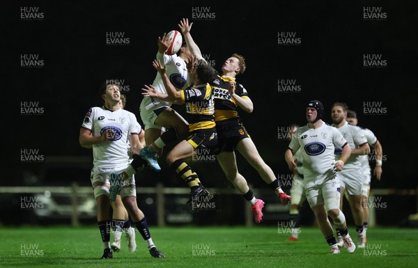 021025 - Swansea RFC v Newport RFC, Super Rygbi Cymru - Swansea and Newport compete for the high ball
