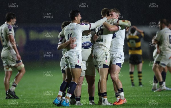 021025 - Swansea RFC v Newport RFC, Super Rygbi Cymru - Swansea players celebrate on the final whistle