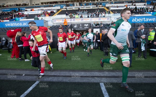 250418 - Swansea University v Cardiff University, Welsh Varsity rugby match - The two team head out onto the pitch at the start of the match