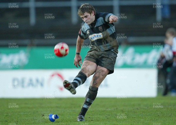 060107 Swansea v Cardiff, Principality Premiership Rugby -  Cardiff's Craig Evans kicks penalty 