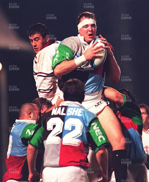 021096 - Swansea v Harlequins - Alex Snow of Harlequins beats Paul Arnold to line out ball