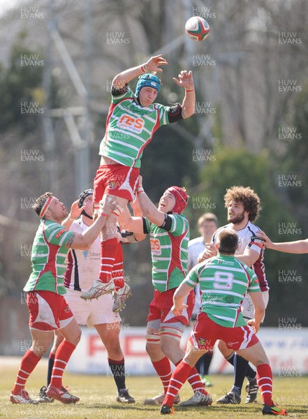 060413 - Swansea v Llandovery - Principality Premiership -Shaun Jones of Llandovery wins line-out ball 