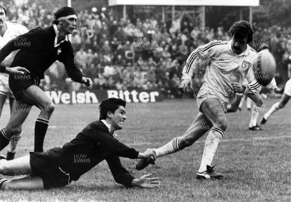 301082 - Swansea v Maoris -  Richard Dunn feeds the Maori backs with Gareth Roberts chasing