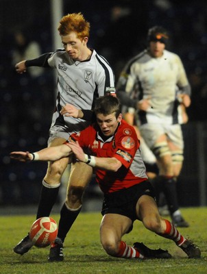 12.03.10 - Principality Premiership Rugby, Swansea v Pontypridd Swansea's James Dixon and Ponty's Lewis Williams compete 