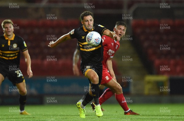 110918 - Swindon Town v Newport County - Checkatrade Trophy - Robbie Willmott of Newport County gets into space