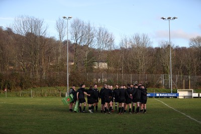 201225 - Taffs Well v Pentyrch - Admiral National League 2 East Central - Team huddle