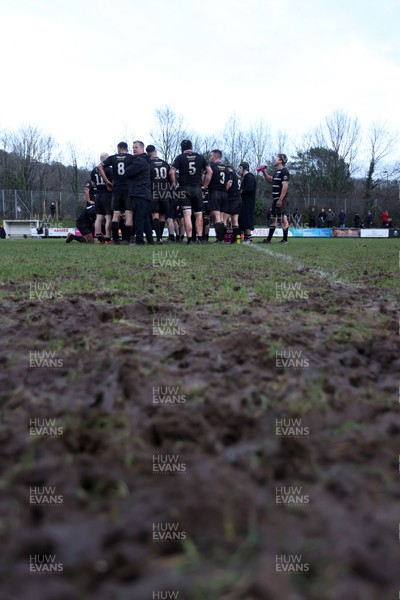 201225 - Taffs Well v Pentyrch - Admiral National League 2 East Central - Team huddle