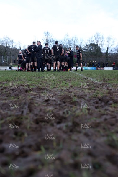 201225 - Taffs Well v Pentyrch - Admiral National League 2 East Central - Team huddle