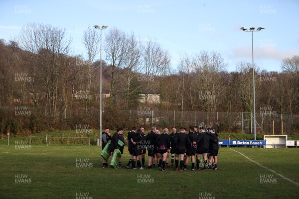 201225 - Taffs Well v Pentyrch - Admiral National League 2 East Central - Team huddle