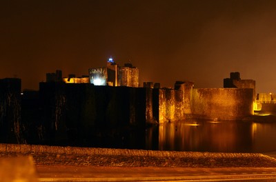 091209 - Doctor Who Filming - Local people in Caerphilly were stunned last night (Tues) when the 'Tardis' appeared on one of the towers at Caerphilly Castle in S Wales