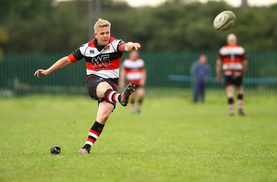 081016 Tata Steel RFC v Pontypool RFC - SWALEC Championship -Matthew Jones of Pontypool kicks a goal