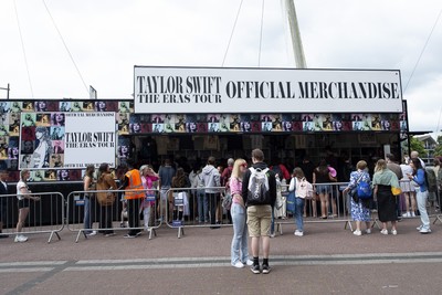 Taylor Swift Concert Queuing and Fans 180624