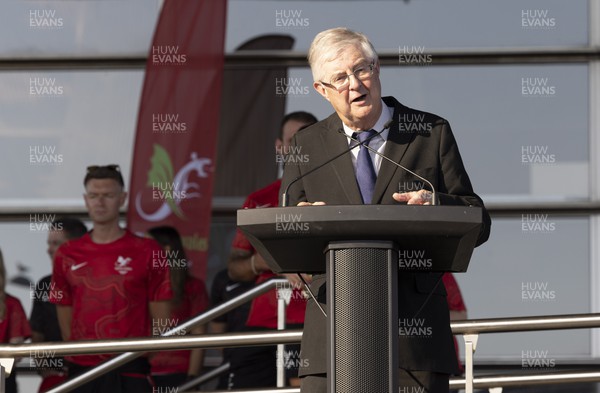 120822 - Welsh Government Welcome Home event for Wales Commonwealth Games Team - First Minister of Wales Mark Drakeford MS addresses Team Wales fans and supporters at the homecoming event 