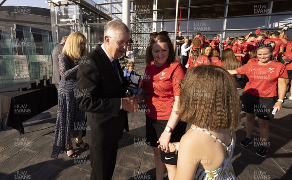 120822 - Welsh Government Welcome Home event for Wales Commonwealth Games Team - First Minister of Wales Mark Drakeford MS presents participation medals to the team at the homecoming event 