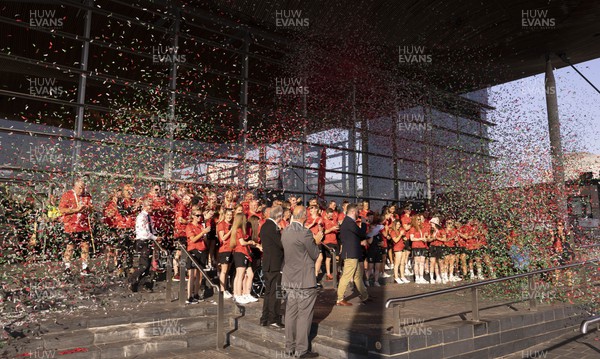 120822 - Welsh Government Welcome Home event for Wales Commonwealth Games Team - Team Wales on the steps of the Senedd at the homecoming event 
