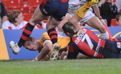 03.04.08 - Millennium Magic 2008 Rugby League Castleford Tigers v Wakefield Trinity Wildcats Tigers Richard Owen scores try 