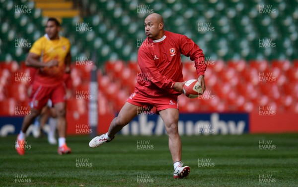 211113 - Tonga Rugby Training -Nili Latu during training