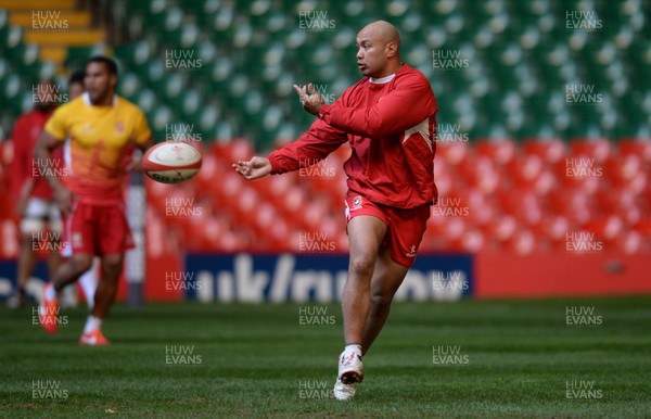 211113 - Tonga Rugby Training -Nili Latu during training