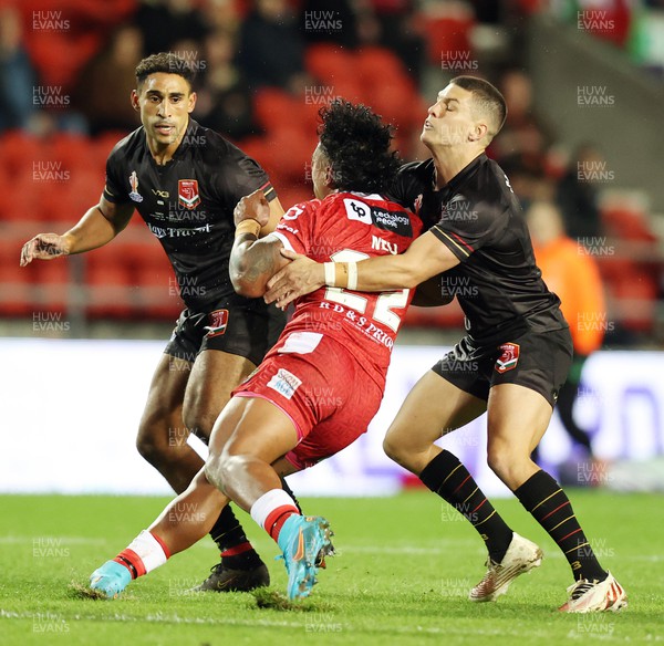 241022 - Tonga v Wales - Rugby League World Cup 2021 - Tesi Niu of Tonga RL is caught by Josh Ralph of Wales Rugby League