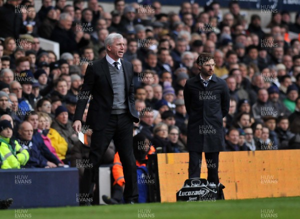 090213 Tottenham Hotspur v Newcastle United - Barclays Premier League - Managers Alan Pardew of Newcastle and Andre Villas-Boas of Spurs watch the action 