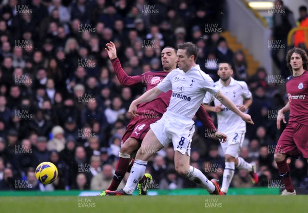 090213 Tottenham Hotspur v Newcastle United - Barclays Premier League - Scott Parker of Spurs is challenged by James Perch of Newcastle 