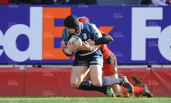 120113 - Toulon v Cardiff Blues - Heineken Cup -Leigh Halfpenny of Cardiff Blues scores try