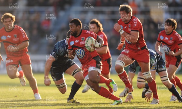 120113 - Toulon v Cardiff Blues - Heineken Cup -Steffon Armitage of Toulon gets past Robin Copeland