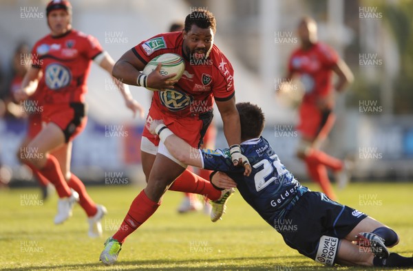 120113 - Toulon v Cardiff Blues - Heineken Cup -Steffon Armitage of Toulon gets past Ceri Sweeney