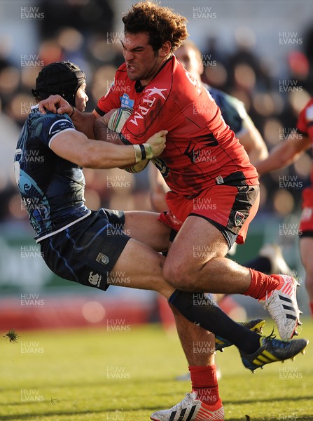 120113 - Toulon v Cardiff Blues - Heineken Cup -Florian Fresia of Toulon beat Leigh Halfpenny to score try