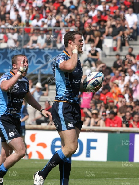 23.05.10...Cardiff Blues v Toulon... Jamie Roberts of Cardiff Blues baits the Toulon crowd after scoring his try. 