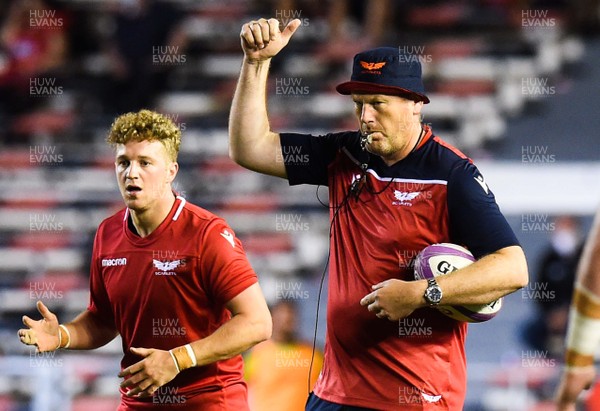 190920 - Toulon v Scarlets - European Rugby Challenge Cup Quarter Final - Glenn Delaney, head coach of Scarlets and Angus O'Brien (left)