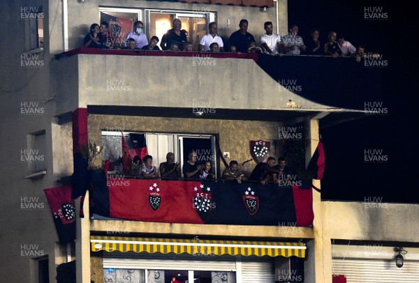 190920 - Toulon v Scarlets - European Rugby Challenge Cup Quarter Final - Toulon fans watch from the balcony of their home