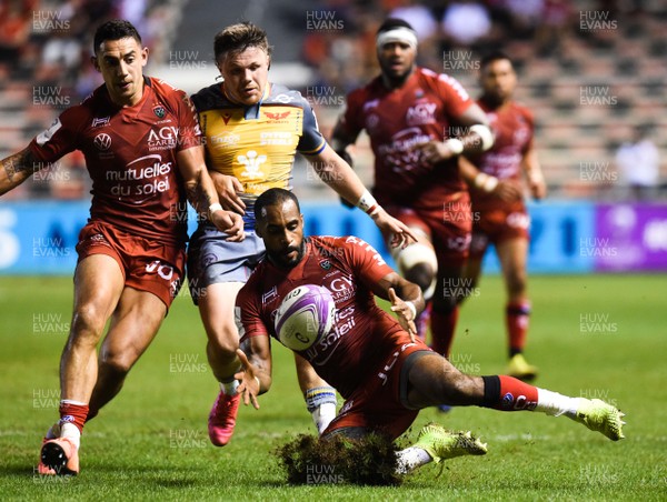 190920 - Toulon v Scarlets - European Rugby Challenge Cup Quarter Final - Steff Evans chases down Raphael Lakafia of Toulon