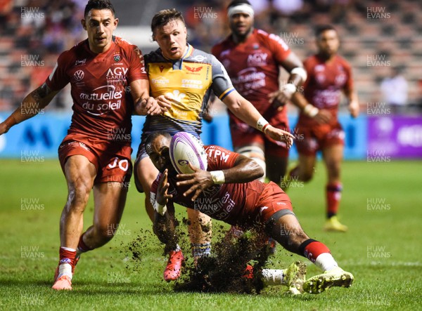 190920 - Toulon v Scarlets - European Rugby Challenge Cup Quarter Final - Steff Evans chases down Raphael Lakafia of Toulon