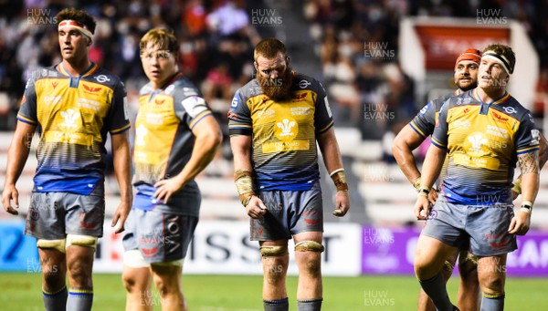 190920 - Toulon v Scarlets - European Rugby Challenge Cup Quarter Final - Scarlets Lewis Rawlins, James Davies, Jake Ball, Sione Kalamafoni and Phil Price look dejected