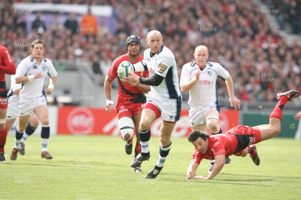 06.04.08  Toulouse v Cardiff Blues Cardiff's Gareth Thomas leaves Toulouse's Byron Kelleher stranded. 