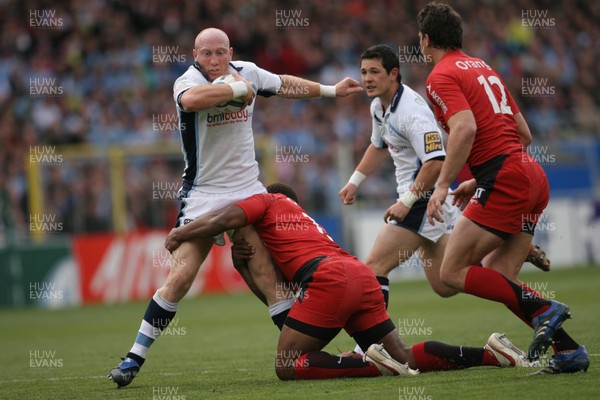 06.04.08  Toulouse v Cardiff Blues... Cardiff's Tom Shanklin is tackled by Toulouse's Maleli Kunavore. 