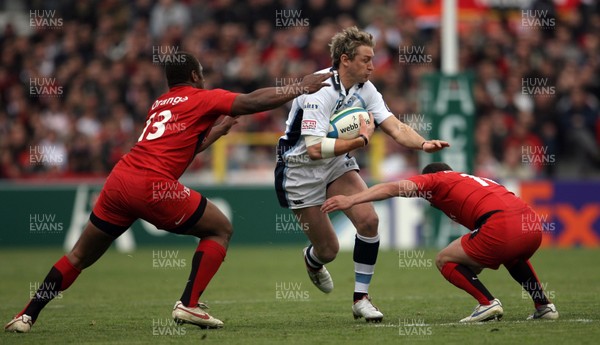 06.04.08  Toulouse v Cardiff Blues... Cardiff's Jamie Robinson takes on Toulouse's Maleli Kunavore(lt) and Jean-Baptiste Elissalde(right) 