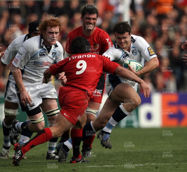 06.04.08  Toulouse v Cardiff Blues... Cardiff's Jamie Roberts takes on Byron Kelleher. 