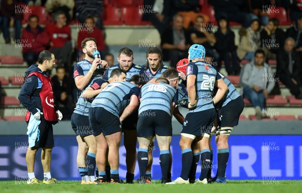 201017 - Toulouse v Cardiff Blues - European Rugby Challenge Cup - Blues players huddle