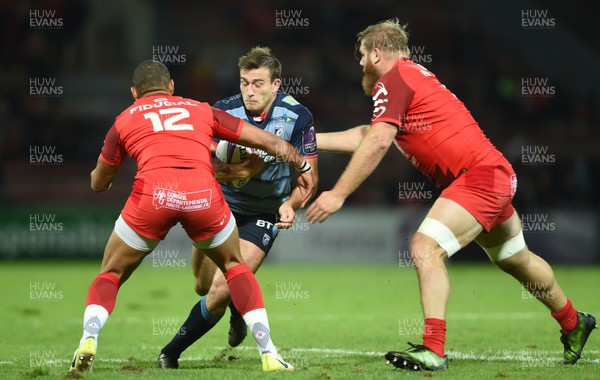 201017 - Toulouse v Cardiff Blues - European Rugby Challenge Cup - Garyn Smith of Cardiff Blues is tackled by Gael Fickou and Gillian Galan of Toulouse