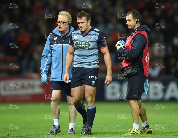 201017 - Toulouse v Cardiff Blues - European Rugby Challenge Cup - Garyn Smith of Cardiff Blues leaves the field with medical staff