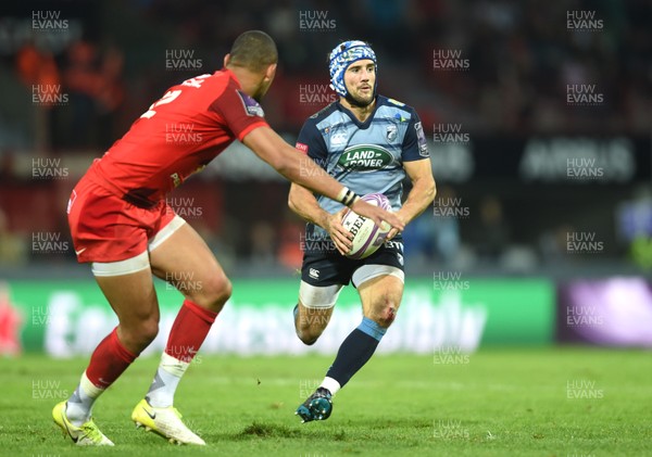 201017 - Toulouse v Cardiff Blues - European Rugby Challenge Cup - Matthew Morgan of Cardiff Blues takes on Romain Ntamack of Toulouse