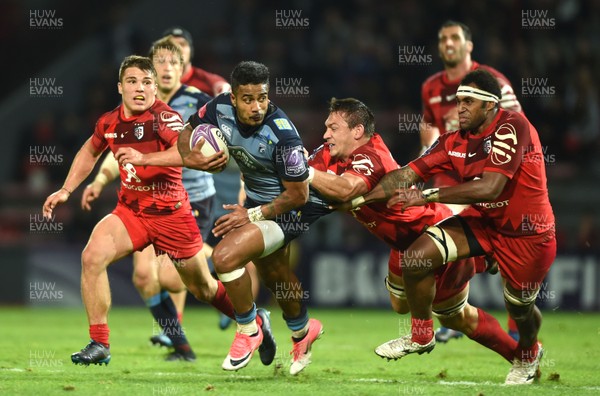 201017 - Toulouse v Cardiff Blues - European Rugby Challenge Cup - Rey Lee-Lo of Cardiff Blues is tackled by Rynhardt Elstadt of Toulouse