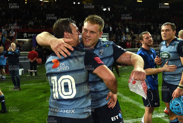 201017 - Toulouse v Cardiff Blues - European Rugby Challenge Cup - Jarrod Evans and Corey Domachowski of Cardiff Blues celebrate at the end of the game