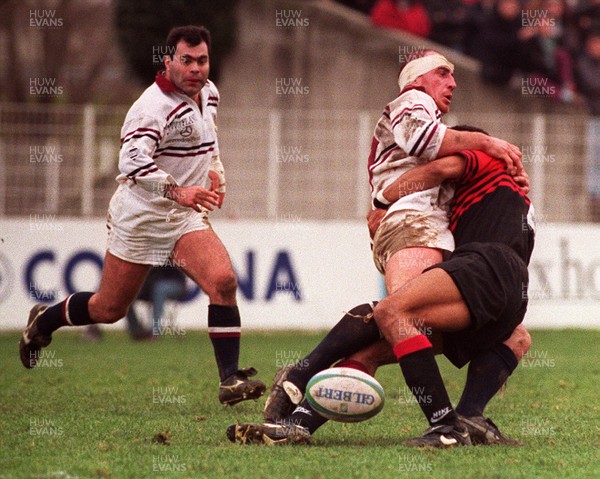 301295 - Toulouse v Swansea - Alan Reynolds of Swansea is tackled by Emile N'Tamack