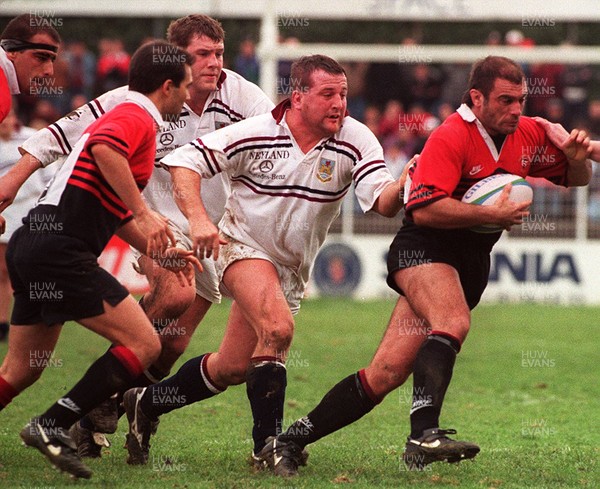 301295 - Toulouse v Swansea - Patrick Soula is tackled by Garin Jenkins