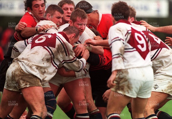 301295 - Toulouse v Swansea - Stuart Davies of Swansea protects the ball